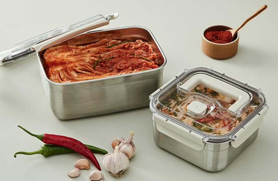 김치를 담은 락앤락 김치통