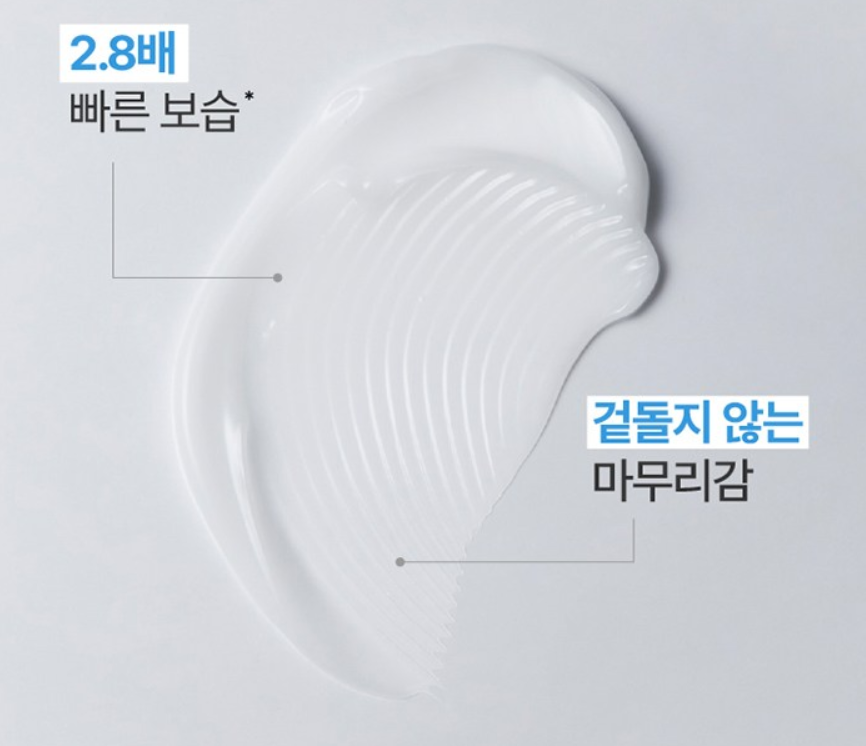 일리윤 세라마이드 아토 로션 508ml 무향, 건조한 피부 바디로션 사용법 3 일리윤 세라마이드 아토 로션을 펴 바르는 모습